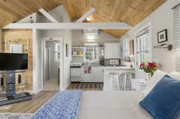 Amore| Romantic Coastal Cottage | Near Spruce Point Inn - Image 5