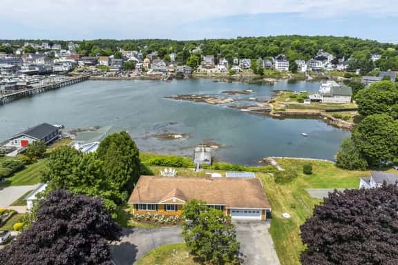 Designer Retreat w/Harbor Views,4 BDR, 2.5 BA, 8 guest - Image 1
