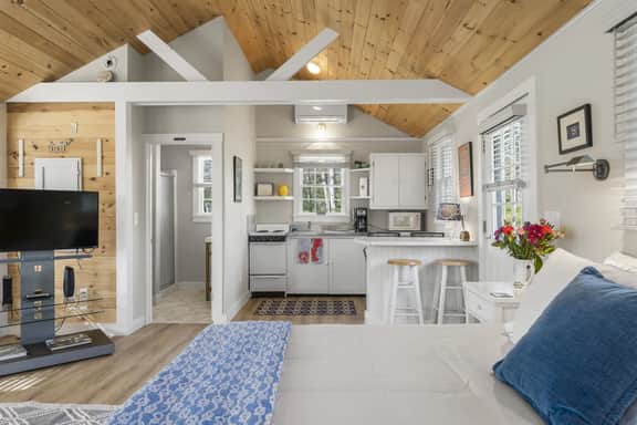 Amore| Romantic Coastal Cottage | Near Spruce Point Inn - Image 5