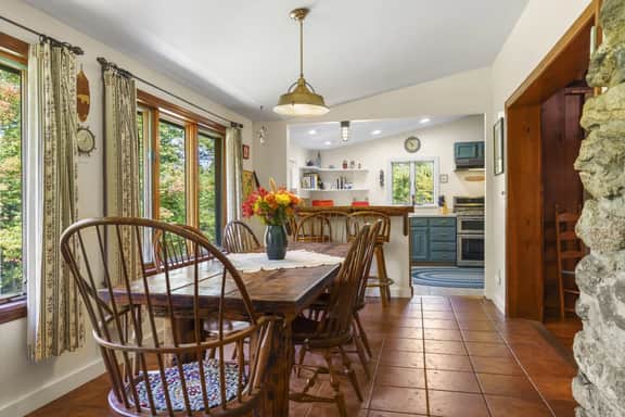 2 Log Cabins, Sleeps 10, Beach Access, large yard - Image 4
