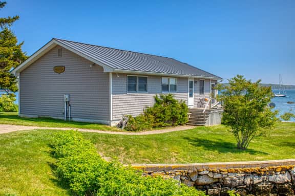 Linekin Lodge|Oceanfront| 3BDR| Deep Water Dock| Beach - Image 3
