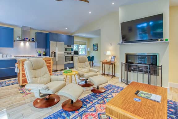 Boothbay Harbor Escape | 2 Kings, Fireplace, Walk to town | Prickly Hollow- by Rocky Coast Rentals - Image 5